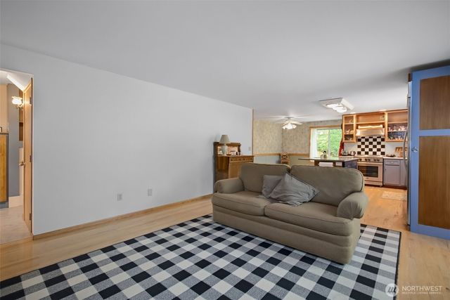 21434 SE 16th Place, Sammamish, WA 98075