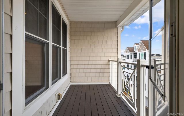 28301 Spruce Pond Circle, Plainview, NY 11803