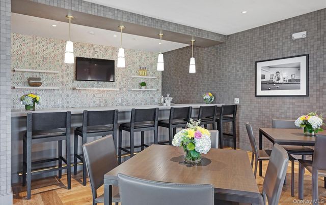 28301 Spruce Pond Circle, Plainview, NY 11803