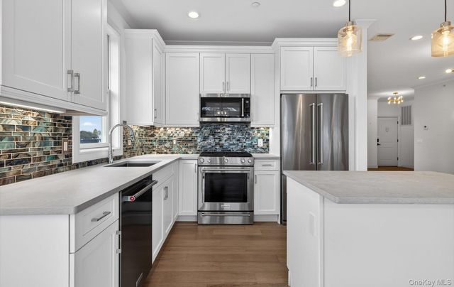 28301 Spruce Pond Circle, Plainview, NY 11803