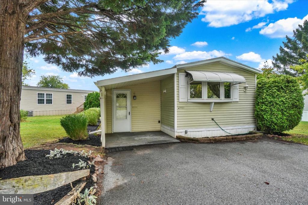209 HOLLY DR, Mount Wolf, PA 17347