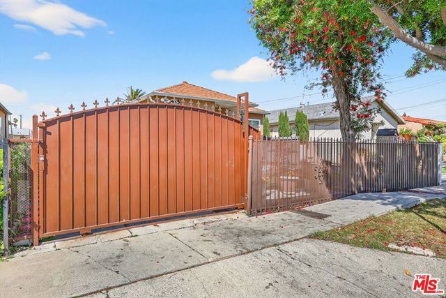423 E 127th Street, Los Angeles, CA 90061