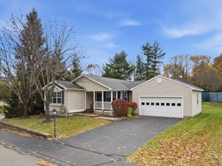 20 Ledgewood Way, Manchester, NH 03104