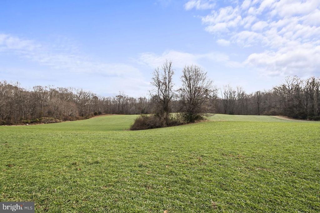Image 1 of property listing at 7389 LEEDS MANOR RD, Marshall, VA 20115