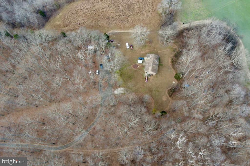 Image 15 of property listing at 7389 LEEDS MANOR RD, Marshall, VA 20115