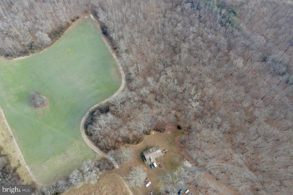 Image 17 of property listing at 7389 LEEDS MANOR RD, Marshall, VA 20115