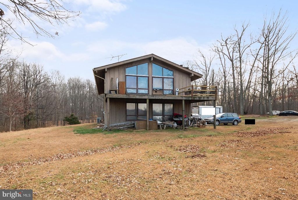 Image 20 of property listing at 7389 LEEDS MANOR RD, Marshall, VA 20115