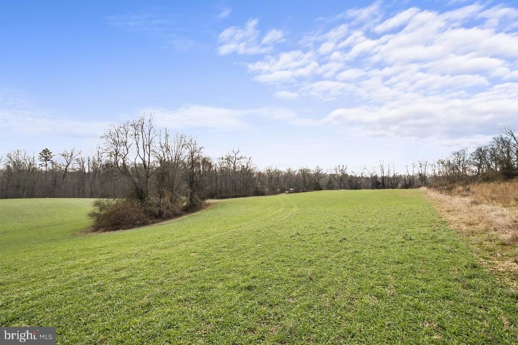 Image 2 of property listing at 7389 LEEDS MANOR RD, Marshall, VA 20115