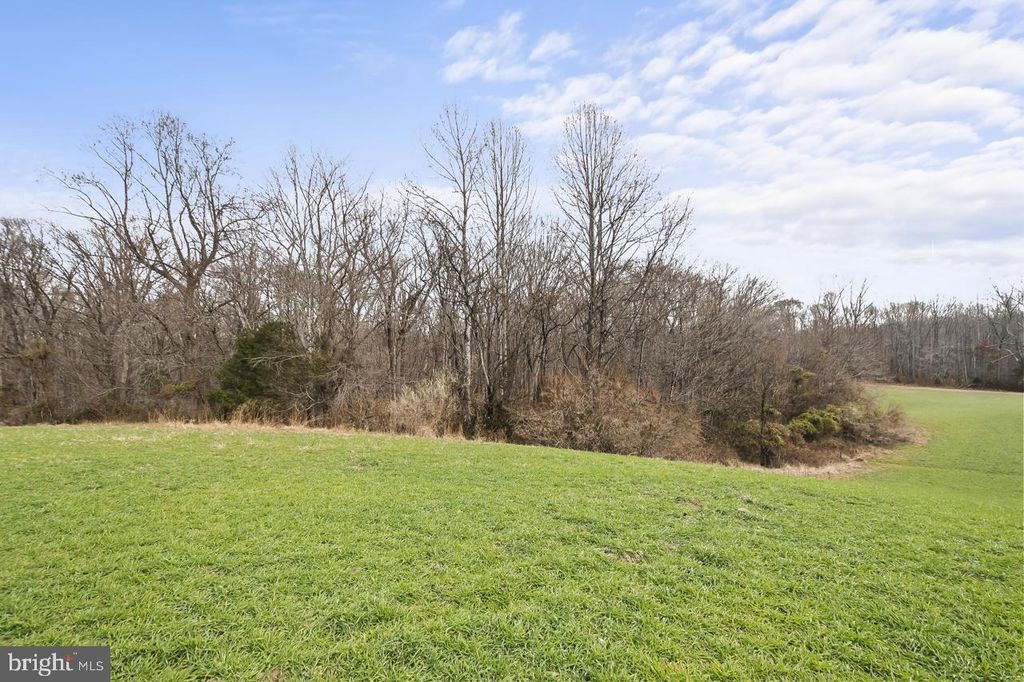 Image 5 of property listing at 7389 LEEDS MANOR RD, Marshall, VA 20115