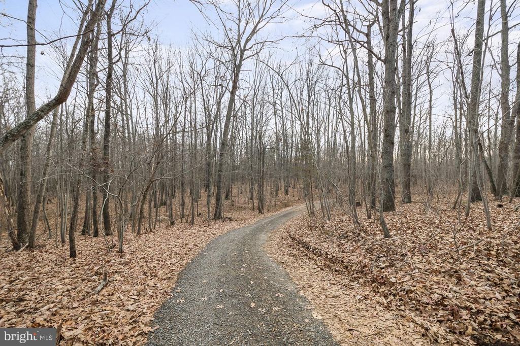 Image 7 of property listing at 7389 LEEDS MANOR RD, Marshall, VA 20115
