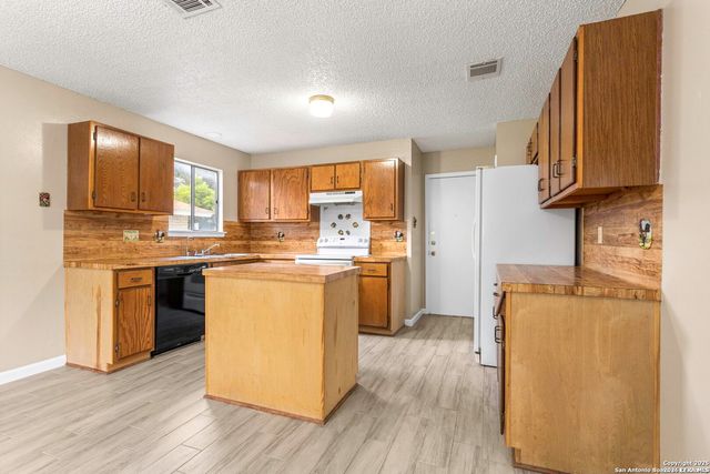 7254 FLAMING FOREST ST, San Antonio, TX 78250