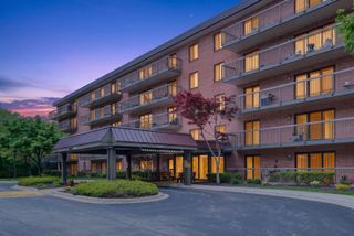 6443 Clarendon Hills Road 305A, Willowbrook, IL 60527