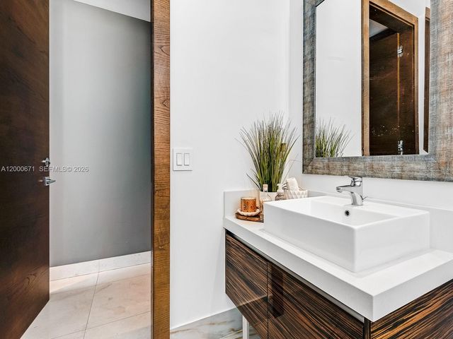 1100 Biscayne Blvd 2105, Miami, FL 33132