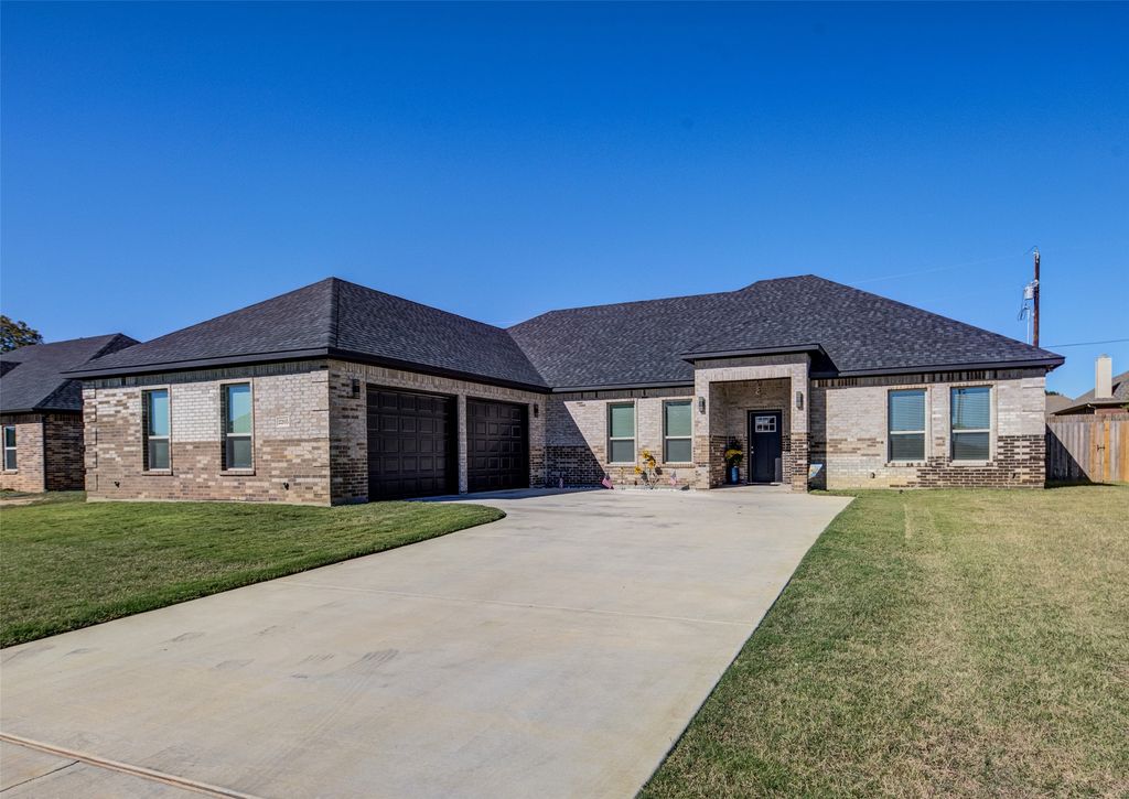 2205 Briarwood Drive, Bridgeport, TX 76426
