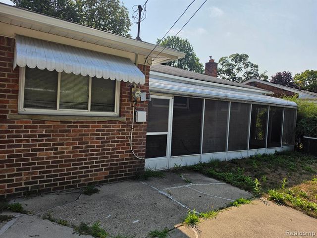 18663 Lexington, Redford, MI 48240