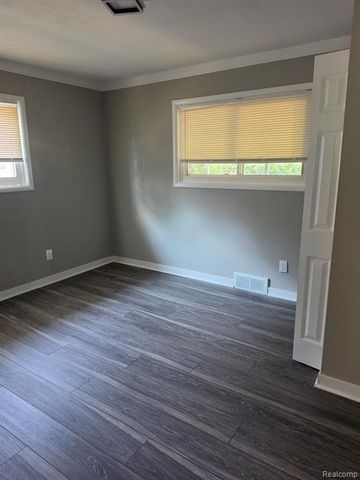 18663 Lexington, Redford, MI 48240
