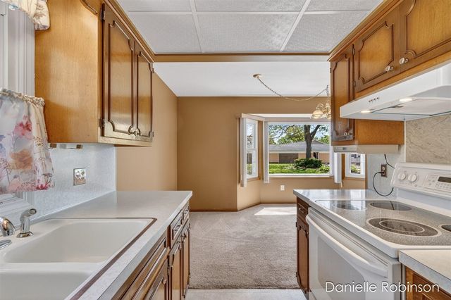 929 Village Lane 140, Jenison, MI 49428