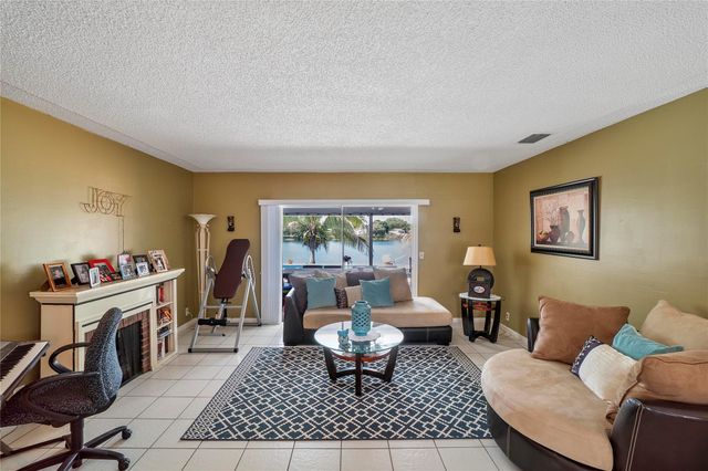 7940 NW 8th St, Margate, FL 33063