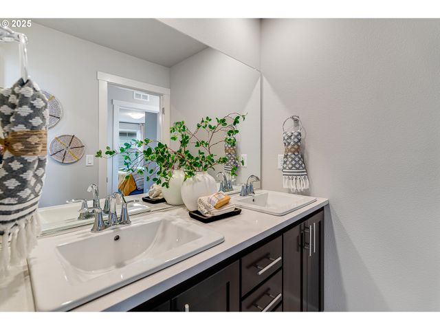 1083 LEGACY St, Eugene, OR 97402