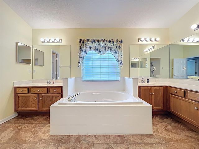 4822 SAWGRASS LAKE CIRCLE, Leesburg, FL 34748