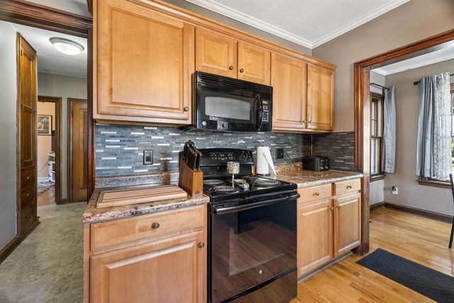 303 W FOREST AVENUE, Neenah, WI 54956
