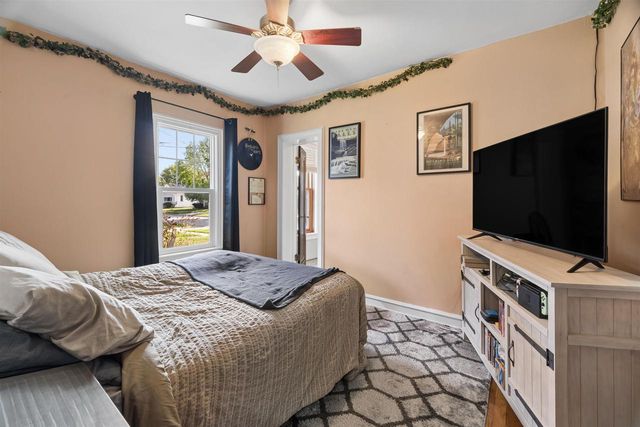 303 W FOREST AVENUE, Neenah, WI 54956