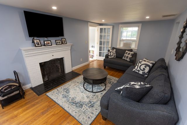390 Plymouth St, Abington, MA 02351