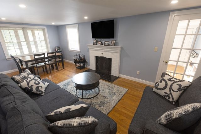 390 Plymouth St, Abington, MA 02351