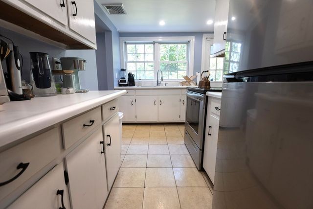 390 Plymouth St, Abington, MA 02351