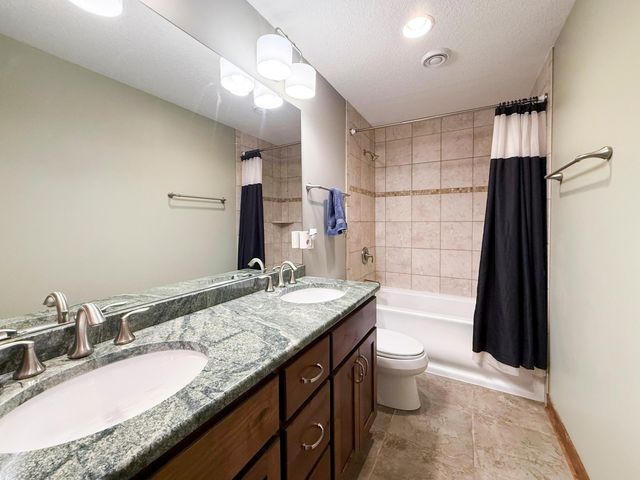 2915 Lake Vista Drive NW, Rochester, MN 55901