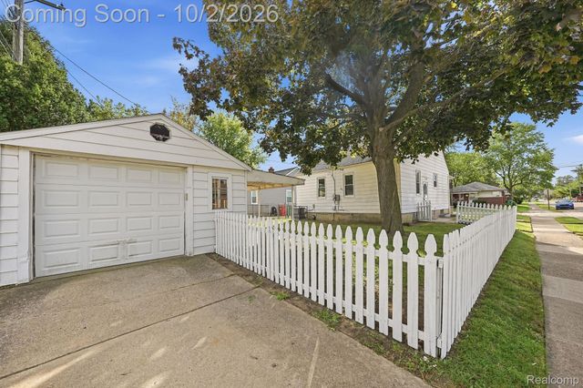 24480 Phlox Avenue, Eastpointe, MI 48021