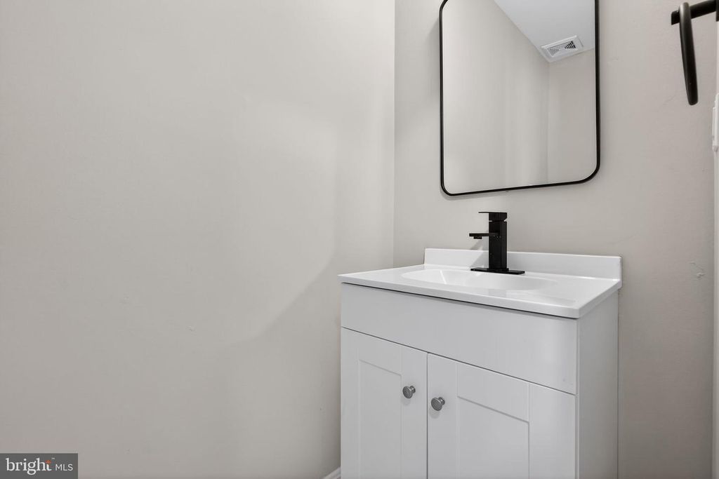 Image 15 of property listing at 7509 COURTNEY PL, Landover, MD 20785