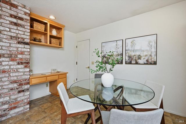 1808 Sherwood Ct, Santa Rosa, CA 95405