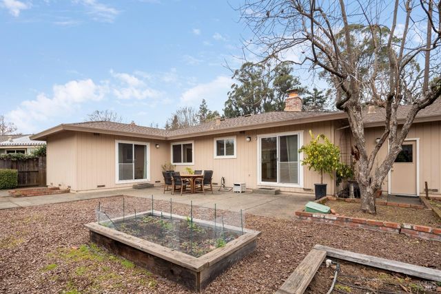 1808 Sherwood Ct, Santa Rosa, CA 95405