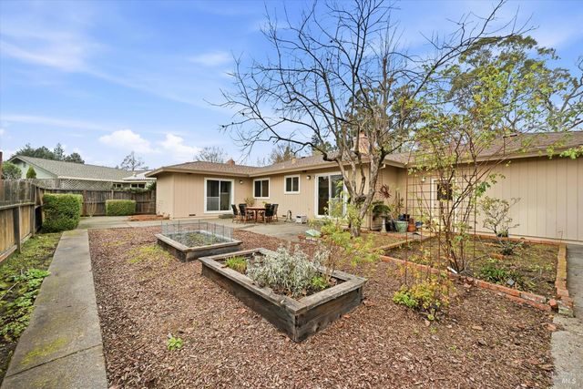 1808 Sherwood Ct, Santa Rosa, CA 95405
