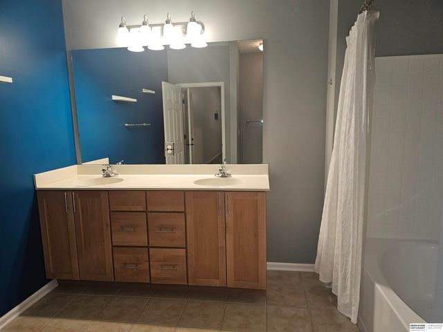 14102 Tregaron Ridge Avenue, Bellevue, NE 68123