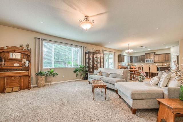 7141 N Lead Avenue, Fresno, CA 93711