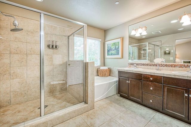 7141 N Lead Avenue, Fresno, CA 93711