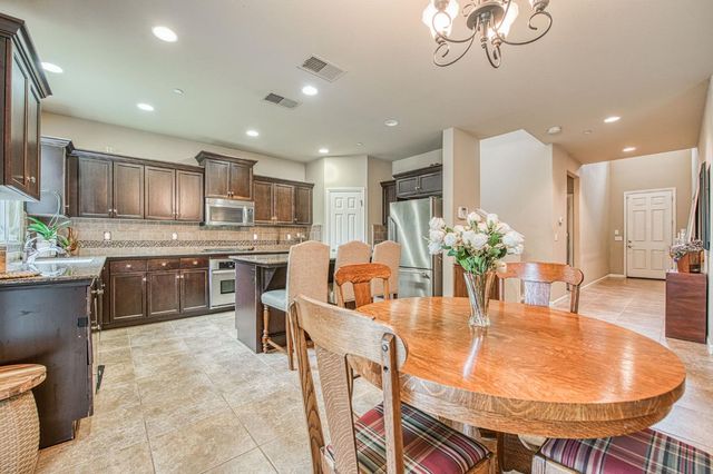 7141 N Lead Avenue, Fresno, CA 93711