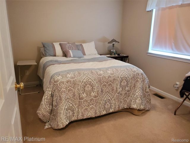 2285 Spartans Trail Nw 17, Hamburg Township, MI 48169