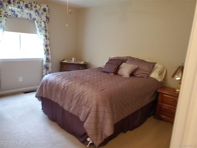 2285 Spartans Trail Nw 17, Hamburg Township, MI 48169