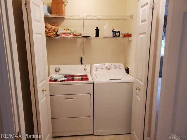 2285 Spartans Trail Nw 17, Hamburg Township, MI 48169