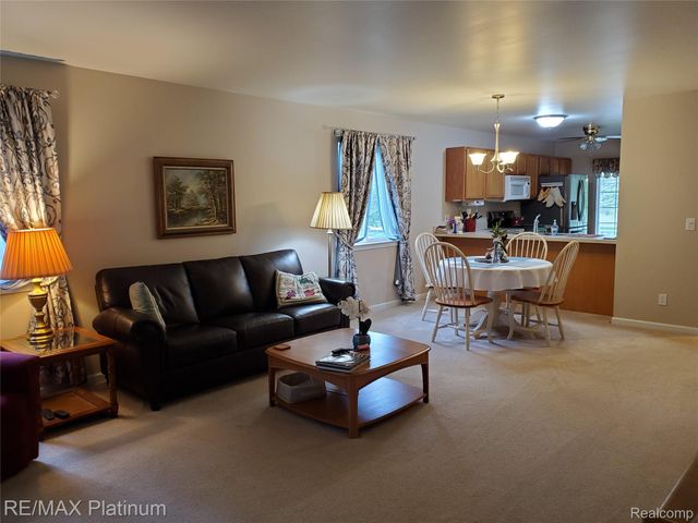 2285 Spartans Trail Nw 17, Hamburg Township, MI 48169