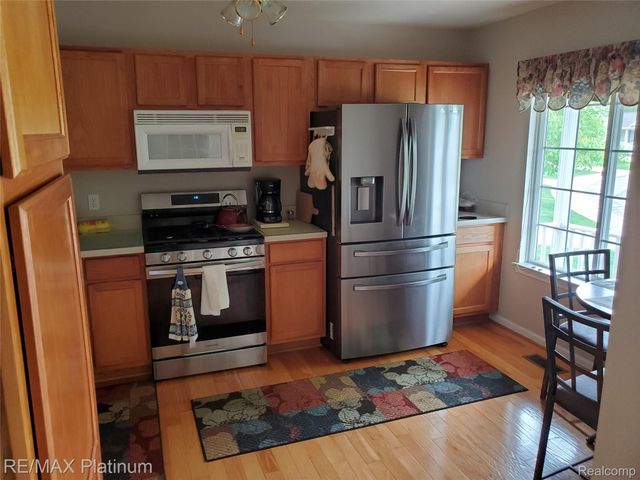 2285 Spartans Trail Nw 17, Hamburg Township, MI 48169