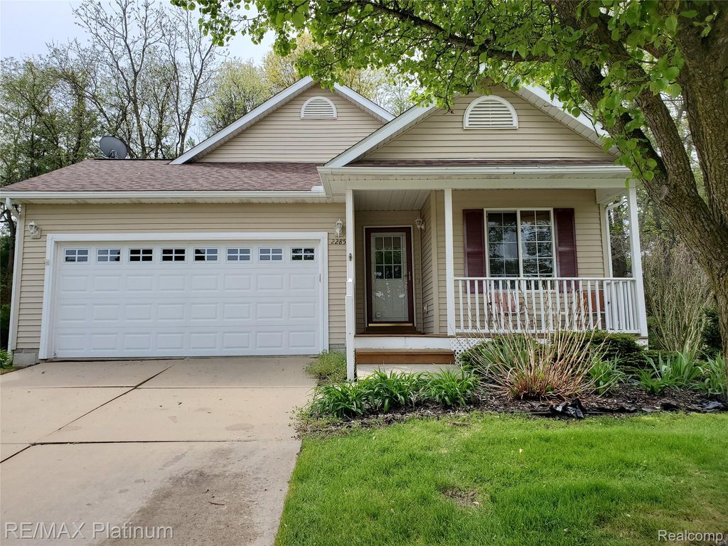 2285 Spartans Trail Nw 17, Hamburg Township, MI 48169