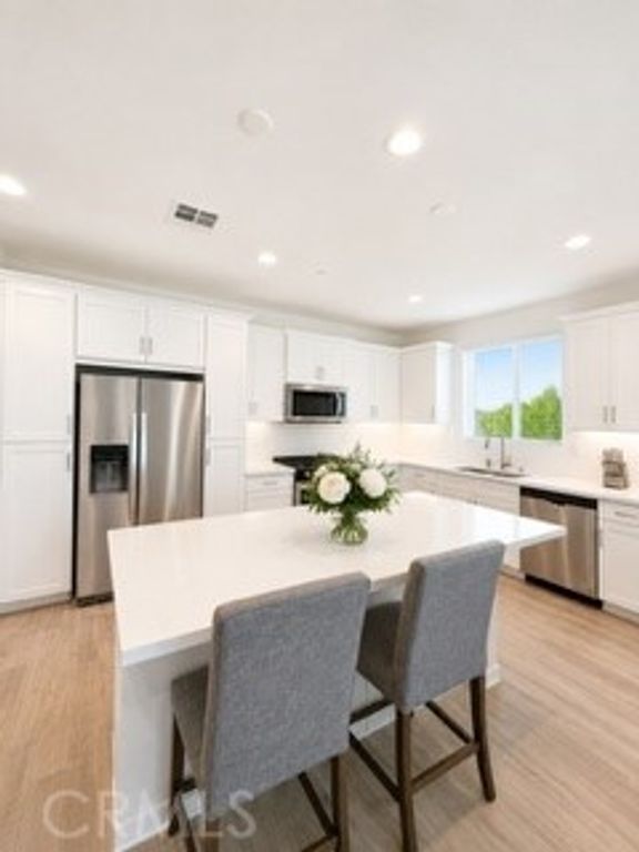 Image 5 of property listing at 29742 Woodcreek, Winchester, CA 92596