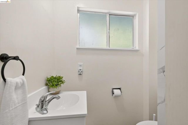6138 Oakdale Ave, Oakland, CA 94605