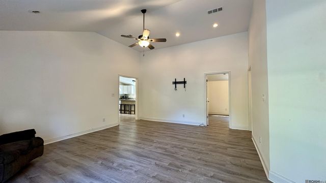 8314 Phillips Rd, St Amant, LA 70774