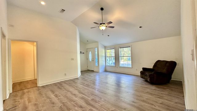 8314 Phillips Rd, St Amant, LA 70774