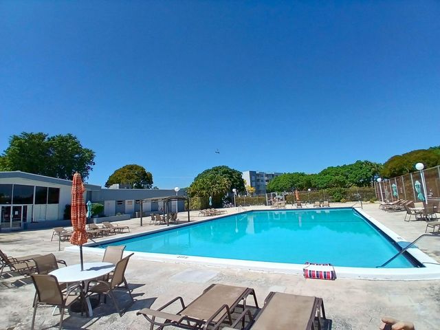 470 Executive Center Drive 4n, West Palm Beach, FL 33401